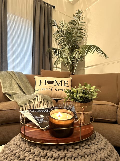 Value! Spacious-Breakfast-Hot tub! Comfy-Location!