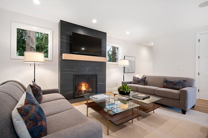 Luxury 4BR Retreat with Hot Tub & Sauna, Walkable