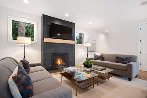 Luxury 4BR Retreat with Hot Tub & Sauna, Walkable