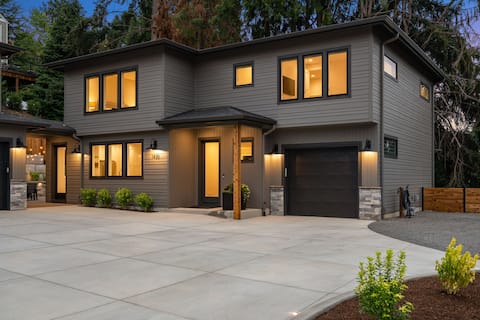 Hot tub, sauna, close to shops & restaurants!