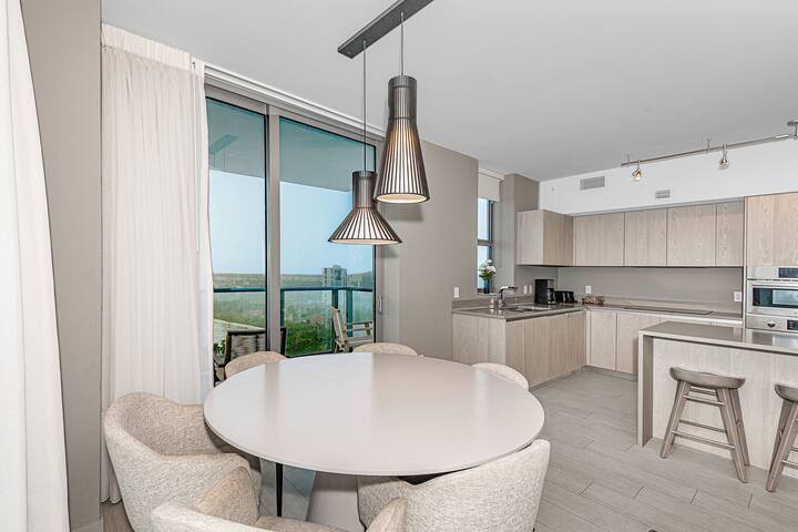 Stunning Luxury Waterview Condo in Hollywood #1708 gallery image 5