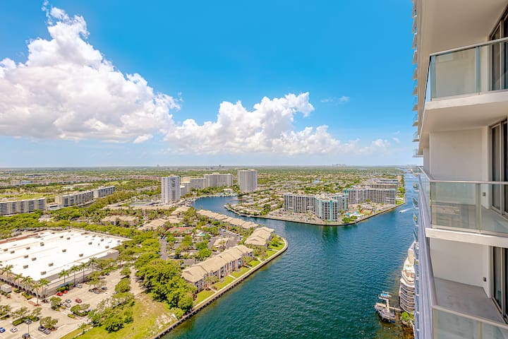 Stunning Luxury Waterview Condo in Hollywood #1708 gallery image 2