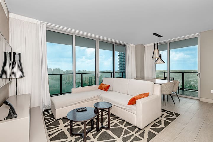 Stunning Luxury Waterview Condo in Hollywood #1708 gallery image 3