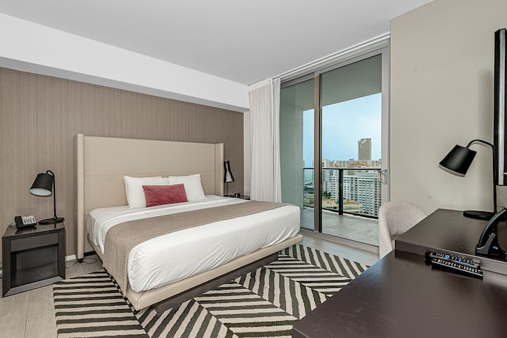 Stunning Luxury Waterview Condo in Hollywood #1708 gallery image 4