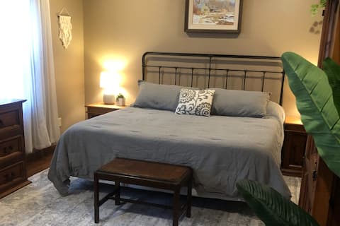 Acorn Corner - Cozy Home in Minot