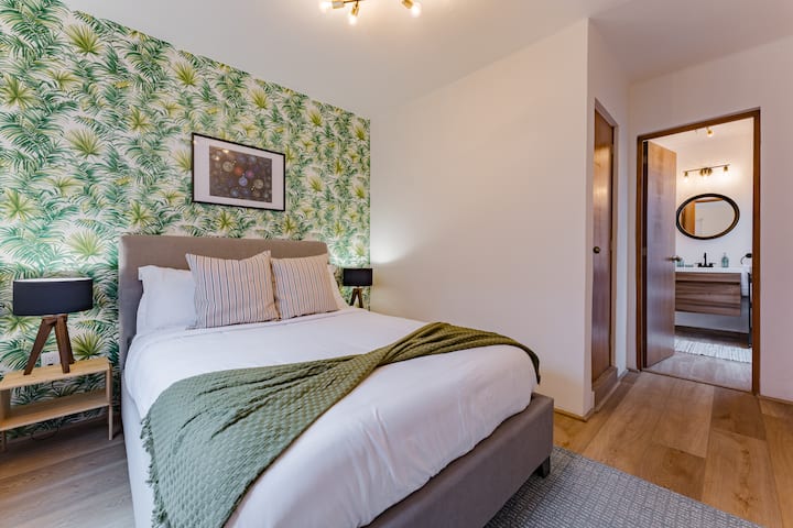 Chambre avec lit queen size et salle de bain attenante, privée et pratique.