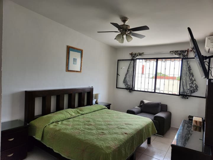 Eerste verdieping grote slaapkamer.