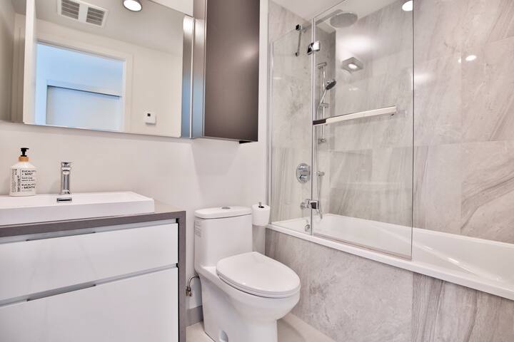 Penthouse 25th Floor Pool/Gym/Spa gallery image 4