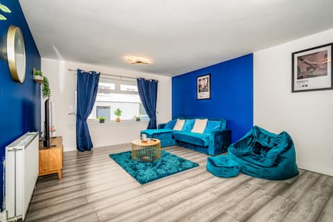 Sleek and Stylish 3 Bed in Greenock - Sleeps 8