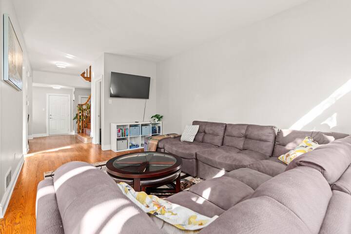 Cozy 4 BDR/5 beds with a Hot tub – Britannia Stay gallery image 3