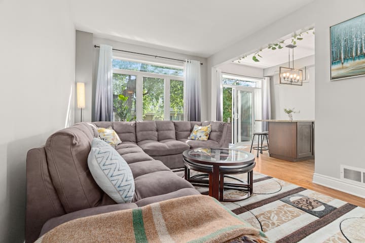 Cozy 4 BDR/5 beds with a Hot tub – Britannia Stay gallery image 2