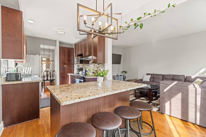 Cozy 4 BDR/5 beds with a Hot tub – Britannia Stay gallery image 5