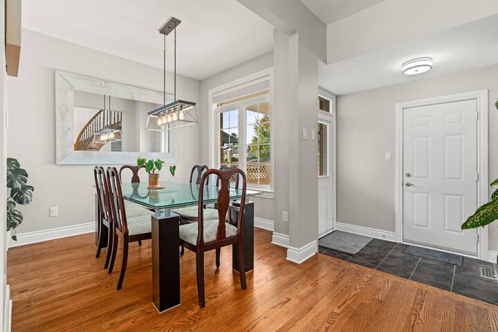 Cozy 4 BDR/5 beds with a Hot tub – Britannia Stay gallery image 4