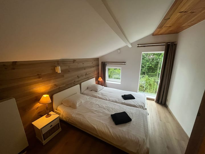 החדר הגדול ביותר המשקיף על הגינה