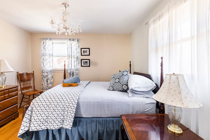 เตียงควีนไซส์ห้องนอนด้านหลัง