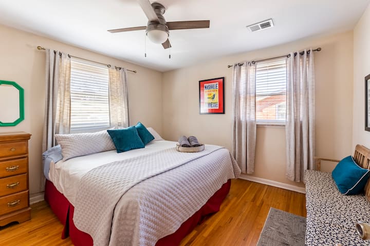 ห้องนอนด้านหน้ามีเตียงขนาดคิงไซส์