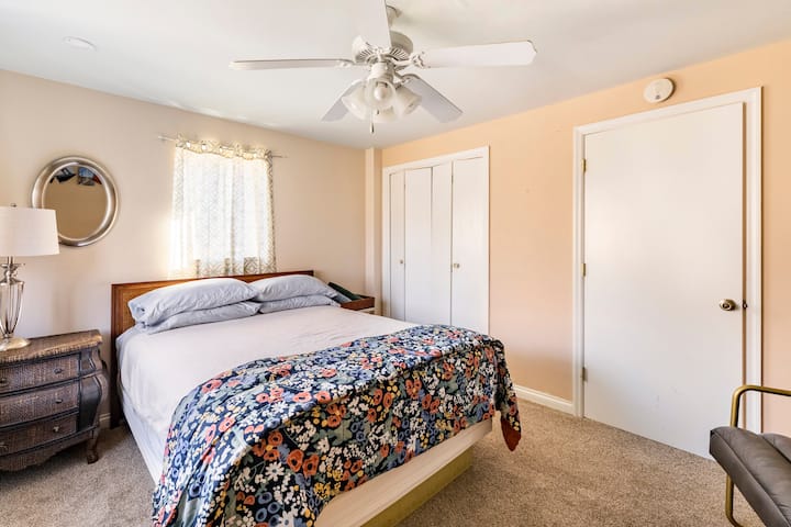 ชั้นล่างในห้องนอนชั้น 4 ชั้นใต้ดินมีเตียงขนาดควีนไซส์