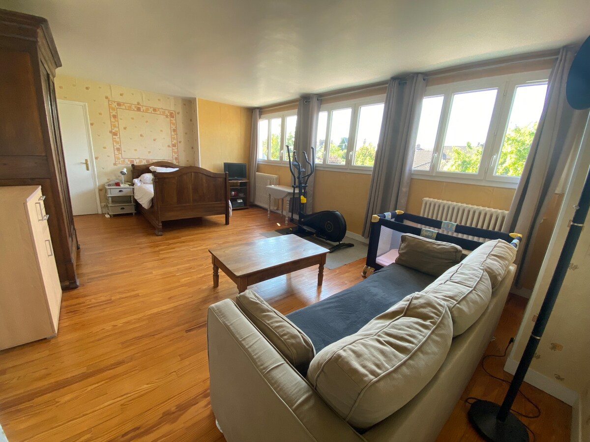 宽敞的卧室/起居室 
次卧设有带电视的休息区。 办公桌还允许您远程工作。 这个房间里还有一辆椭圆自行车。 