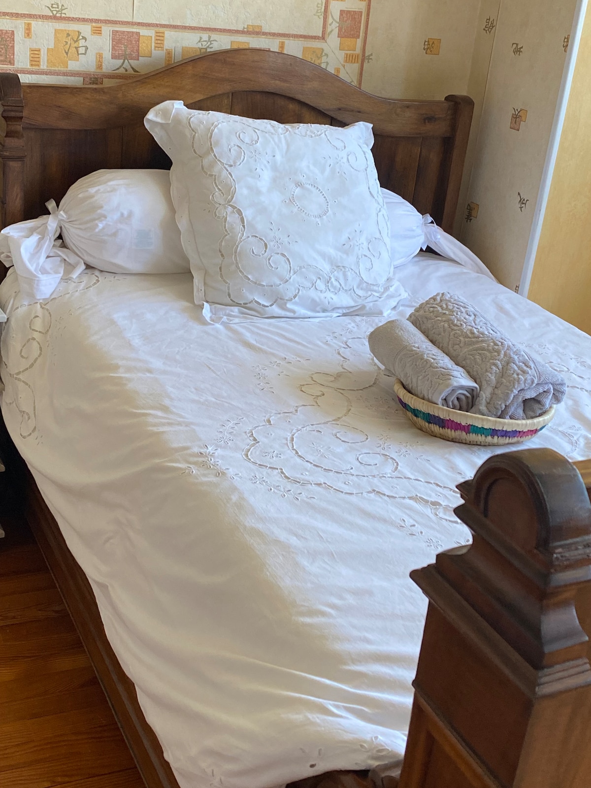 大房间里有一张120张船床 