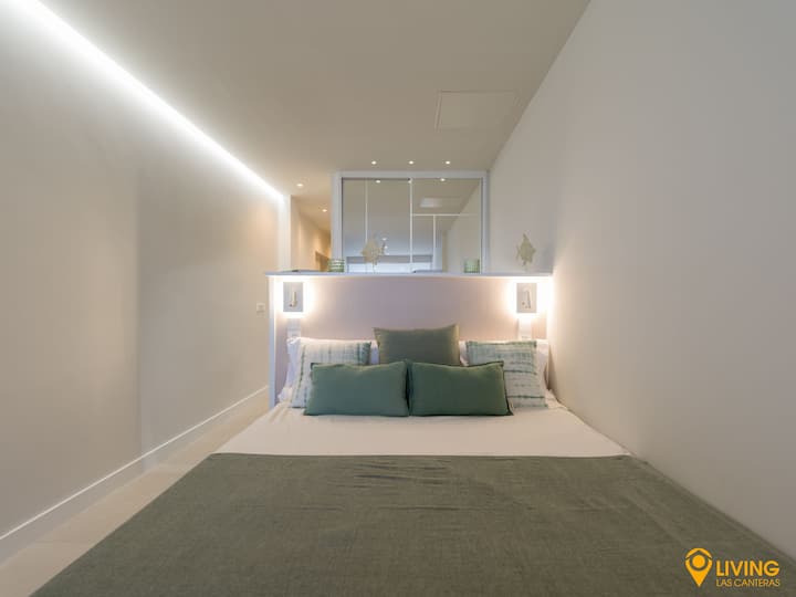 Две светилки за читање монтирани на ѕидот од двете страни на креветот го олеснуваат тивкото читање пред да се „исклучите“. Нискиот ѕид го одвојува овој простор од РАБОТНИОТ ПРОСТОР, обезбедувајќи приватност и функционалност.