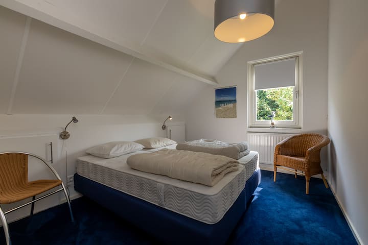 3 vergelijkbare slaapkamers op de bovenverdieping