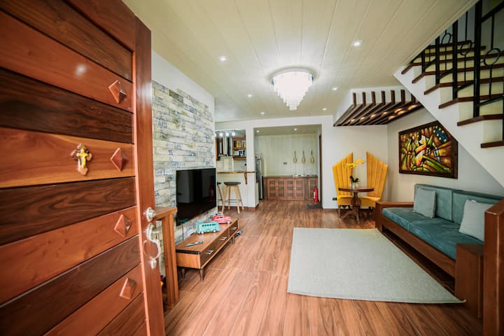 A Cozy Suite With Jacuzzi And Entertainment Rm - Mataas Na Kahoy