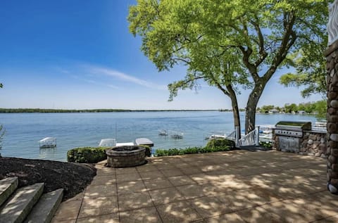 Stunning Lake Wawasee Paradise