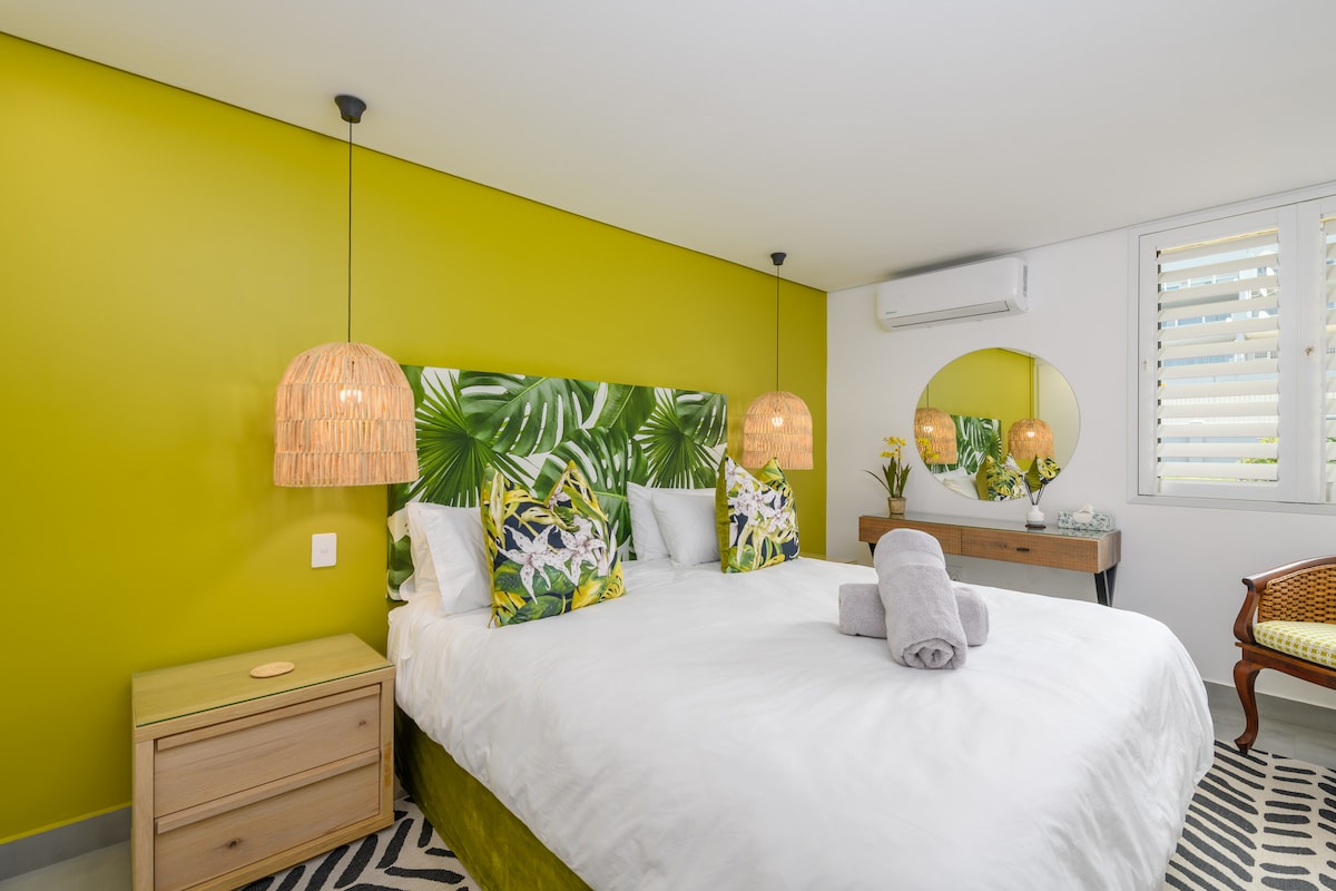 Penthouse @ Stirling Place - Втора спална соба со Air-Con, постелнина и душек со врвен квалитет кои се грижат да го добиете совршениот одмор што го заслужувате.