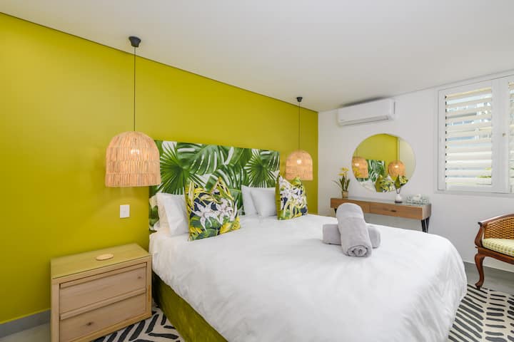 Penthouse @ Stirling Place - Druga spavaća soba s Air-Conom, vrhunskom posteljinom i madracem koji vam osigurava savršen noćni odmor koji zaslužujete.