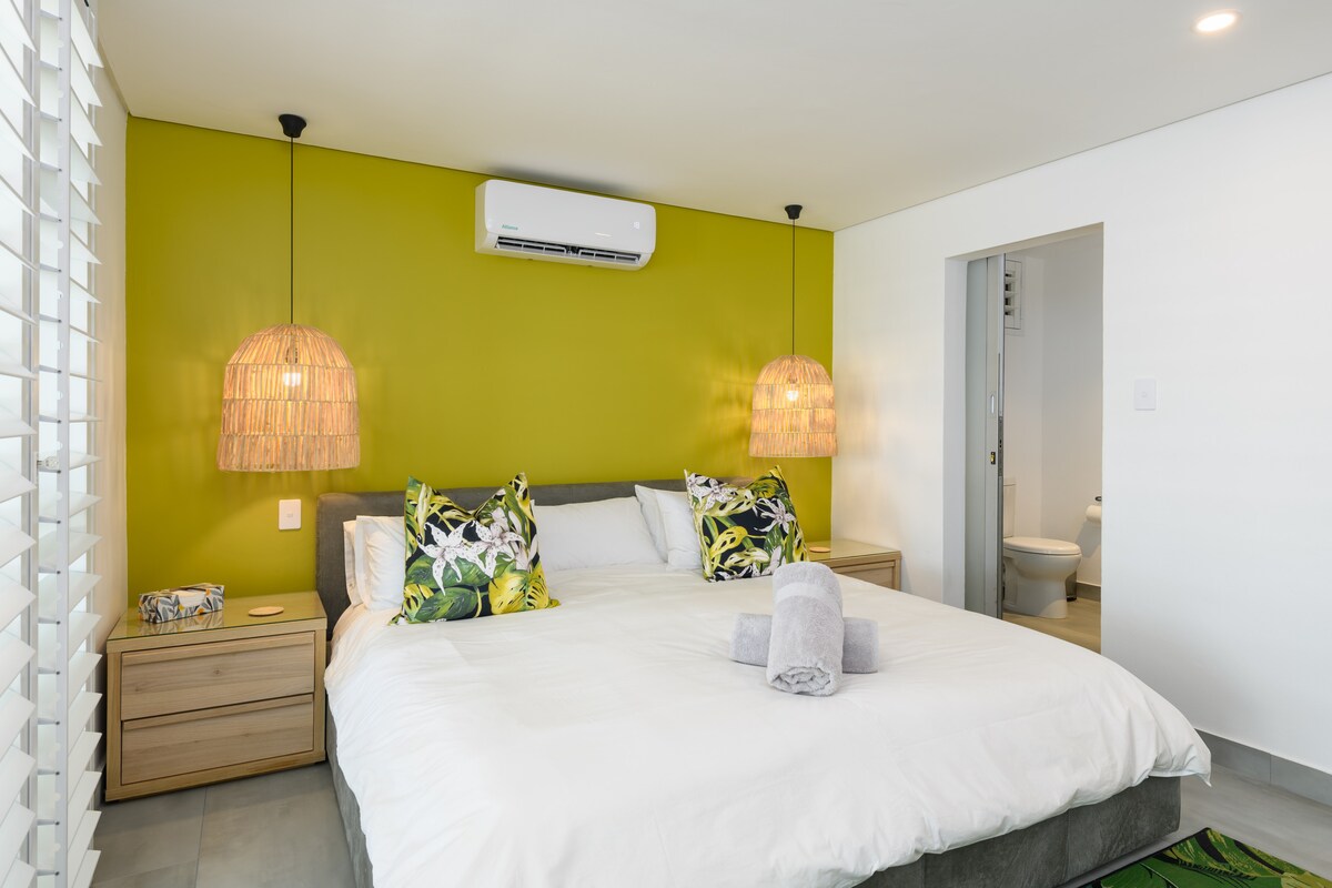 Penthouse @ Stirling Place - главната спална соба има сопствен апартман и има доволно простор во шкафот, клима уред, масичка за облекување која може да се дуплира како работен простор, постелнина со супериорен квалитет за да го добиете совршениот одмор што го заслужувате.