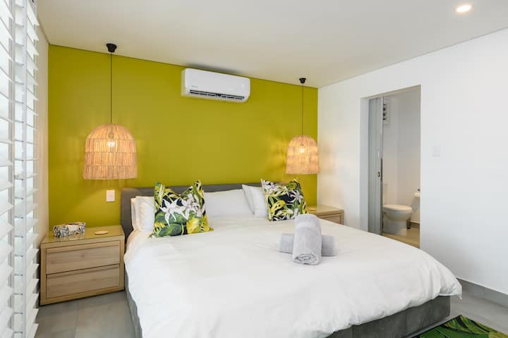 Penthouse @ Stirling Place - Glavna spavaća soba ima vlastitu kupaonicu i dovoljno prostora u ormariću, klima-uređaj, toaletni stolić koji može poslužiti i kao prostor za rad, vrhunske kvalitete posteljine koja vam osigurava savršen noćni odmor koji zaslužujete.