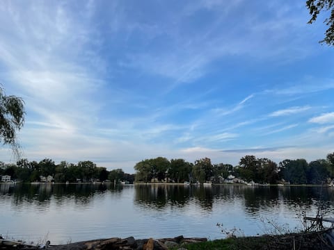 Lakefront Cottage near Ann Arbor.