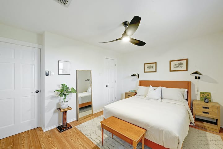 Manželská posteľ v tejto svetlej hosťovskej izbe s prístupom na balkón na poschodí