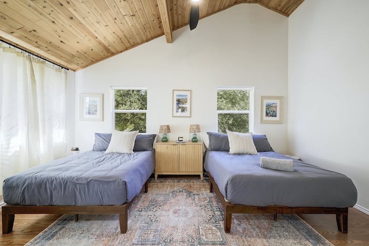 Dve manželské postele v tejto nadrozmernej izbe, ideálne pre skupiny alebo deti!