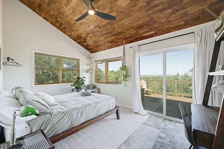 Táto krásna spálňa ponúka prístup k výhľadom z veľkého balkóna na poschodí cez posuvné dvere a okno do zálivu! K dispozícii je pohodlná manželská posteľ Queen a písací stôl pre jednoduchý pracovný priestor na diaľku.