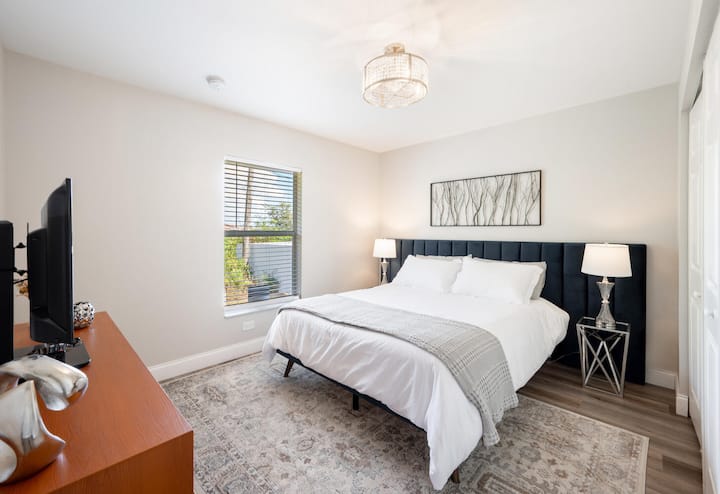 Habitación de invitados con cama tamaño queen