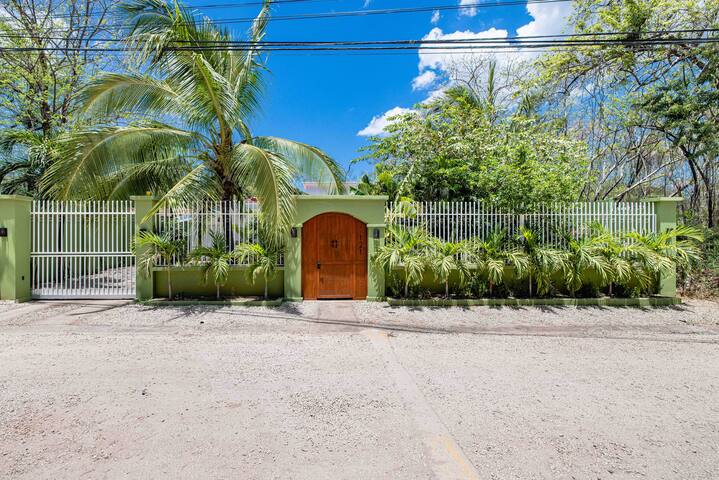 4BR Villa Close to Beach in Palm Beach Estates