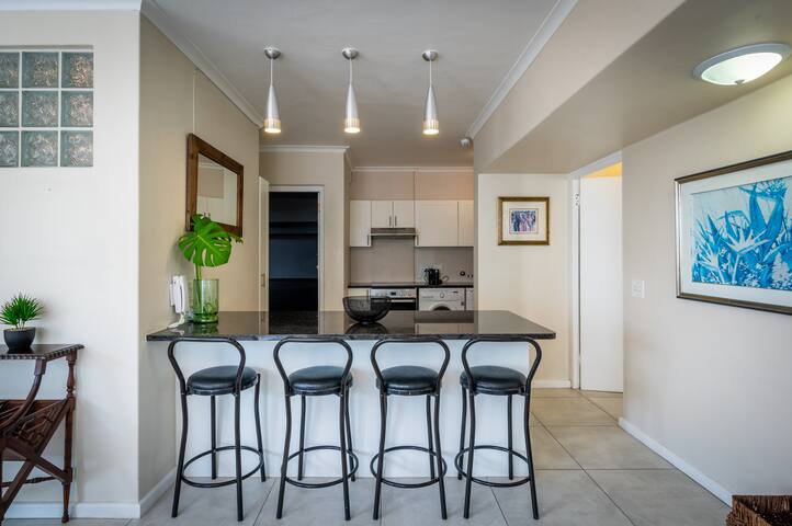 Fantastic Camps Bay flat with pool, close to beach gallery image 5