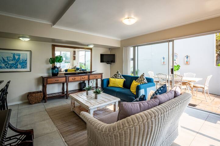 Fantastic Camps Bay flat with pool, close to beach gallery image 3