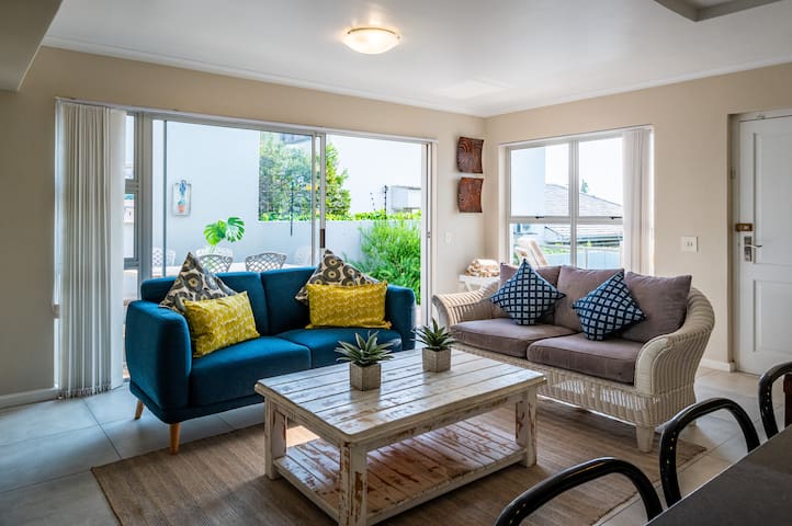 Fantastic Camps Bay flat with pool, close to beach