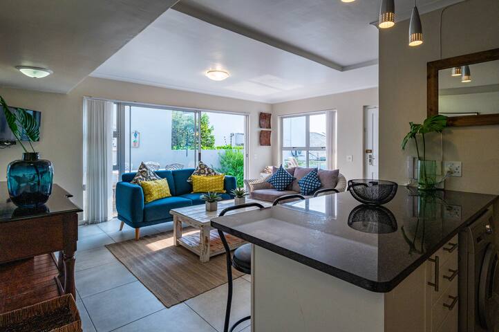 Fantastic Camps Bay flat with pool, close to beach gallery image 2