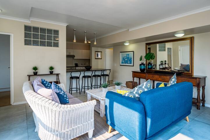 Fantastic Camps Bay flat with pool, close to beach gallery image 4