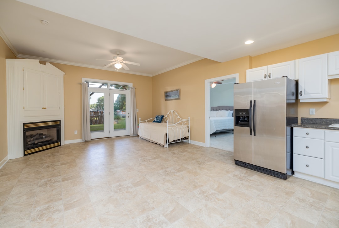  Center room with day bed with kitchenette and gas fireplace. Sleeps 1