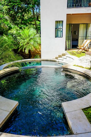 Entire home with 5 bedrooms in Playa Guiones Sur - Casa Palmera