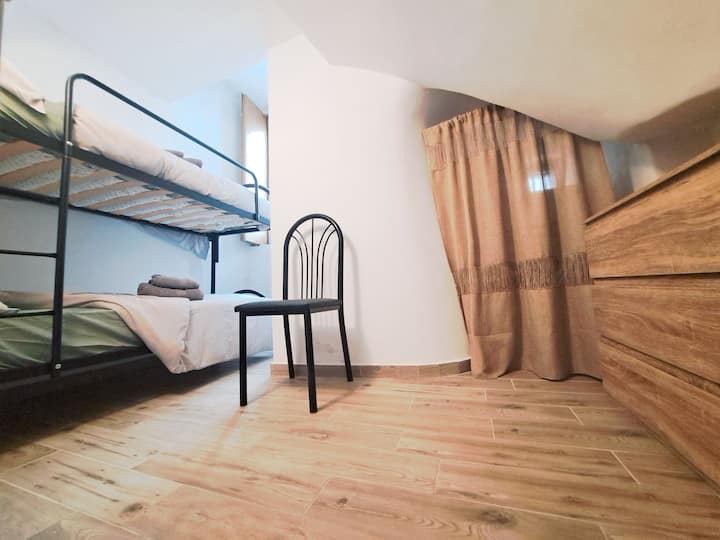 Dormitorio con litera y vestidor