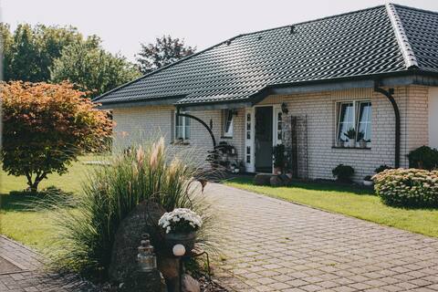 Bungalow with basketball court