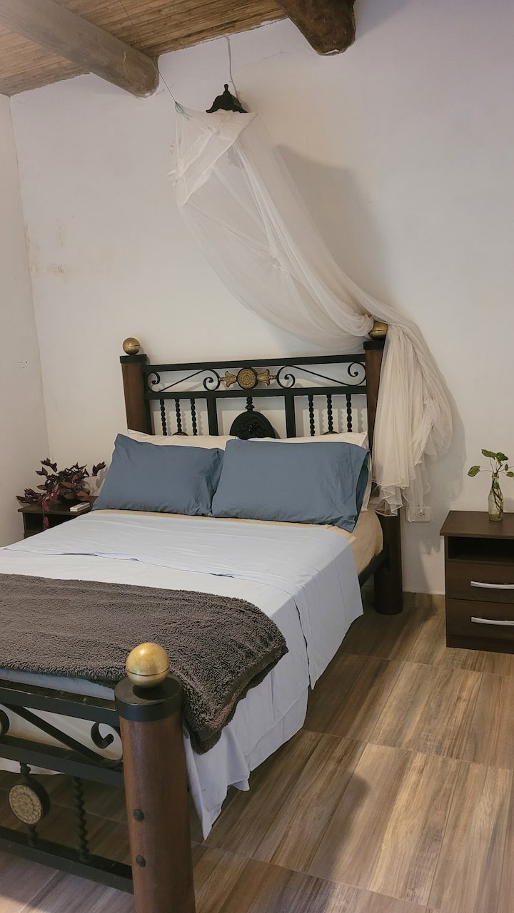 غرفة بسرير مزدوج، مثالية لشخص أو زوجين.