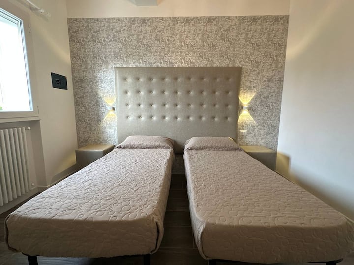 Втора спална соба со два единечни кревета.