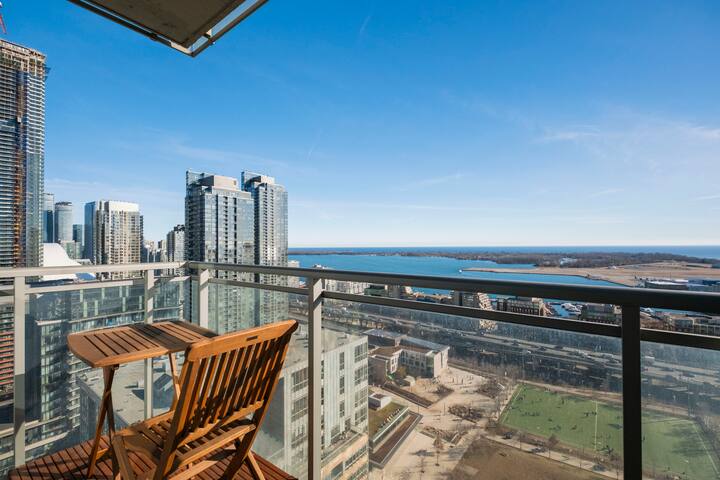 Lakeview 3 Bedroom Apt Central Toronto w/parking gallery image 3