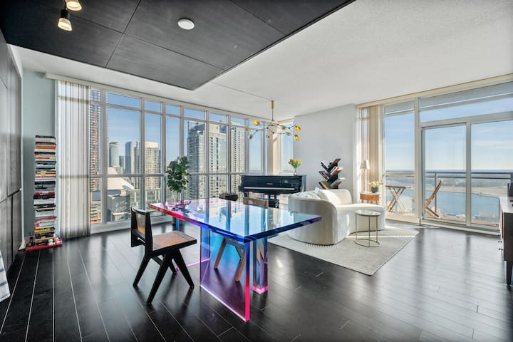 Lakeview 3 Bedroom Apt Central Toronto w/parking